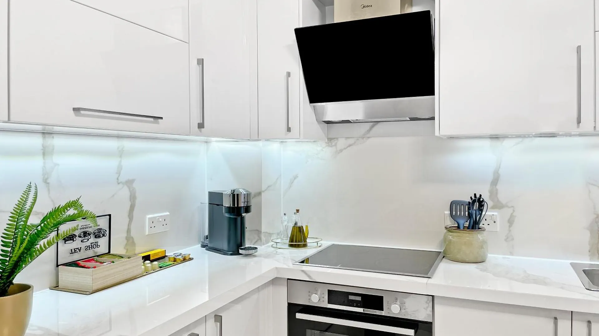 The Encino - Luxury Seaside Suite Larnaca Apartment