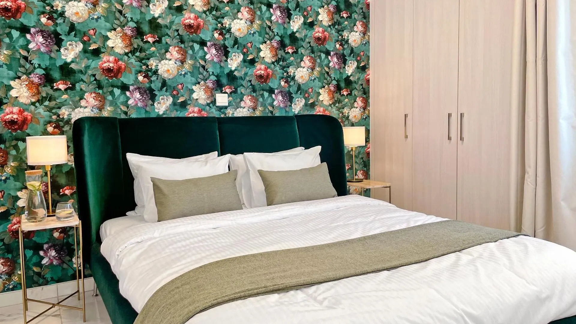 The Encino - Luxury Seaside Suite Larnaca Apartment