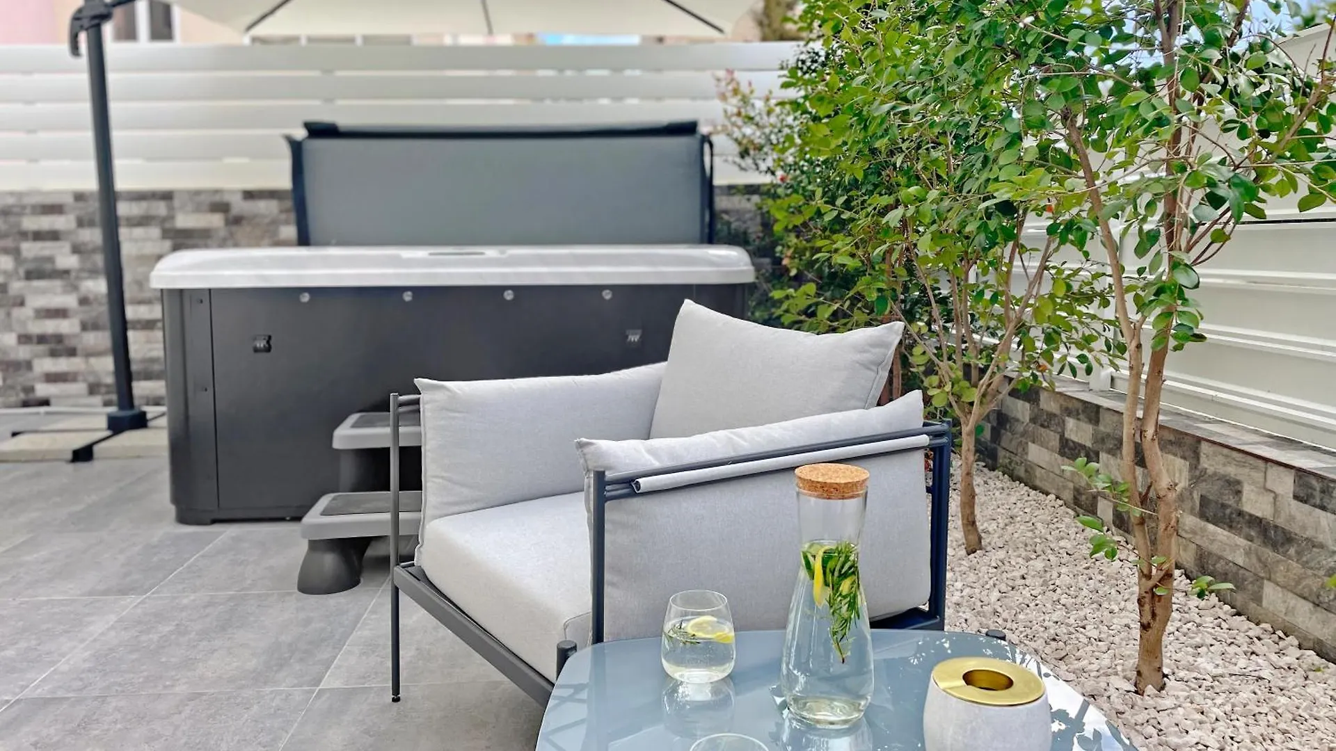 The Encino - Luxury Seaside Suite Larnaca Apartment